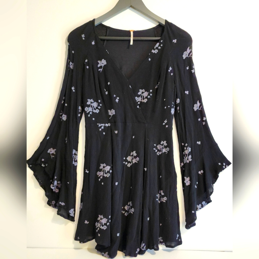 Free People   Jasmin Embroidered Dress   Size 2    Fully Lined   Flouncy Sleeves